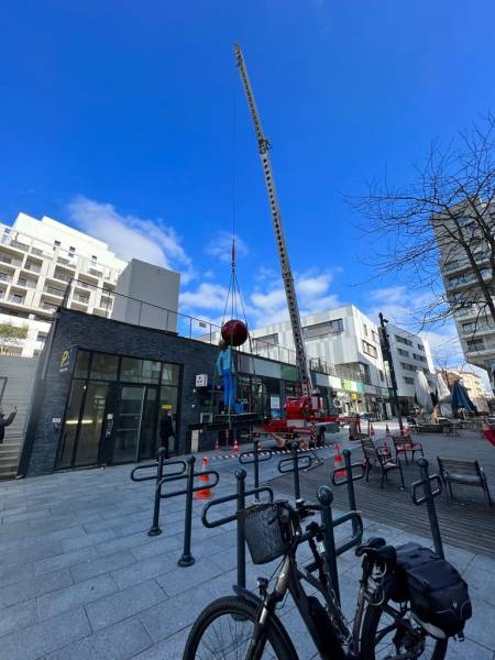 Levage, assemblage et mise en place d'une statue sur le toit d'un bâtiment avec notre grue Klaas K400 à Annemasse