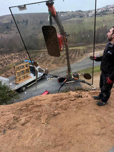 Aide à la pose de vitrages en pareclose intérieure à Vaux en Beaujolais (69)