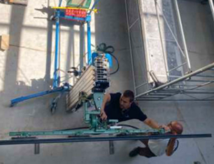 Lève matériaux équipé d'un palonnier à ventouses SUPERLIFTER SLK25