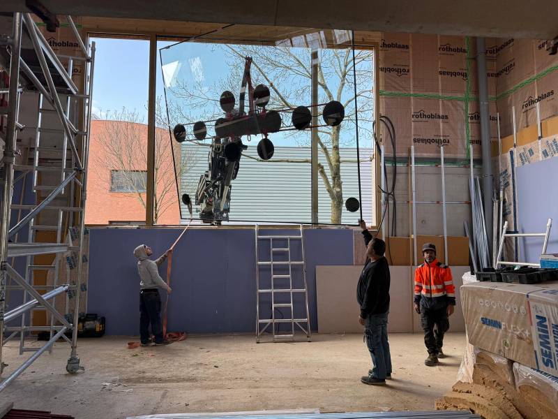 Mise en place de vitrages de 700 kg à Vénissieux (69)