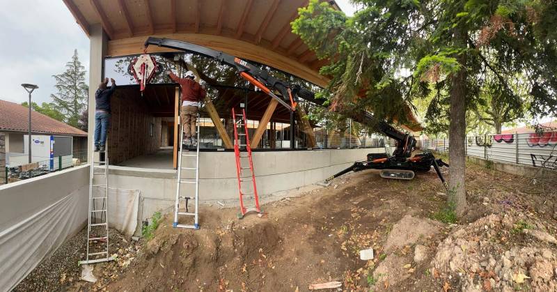 Mise en place des vitrages d'un mur rideau en espace restreint à St Genis les Ollières (69)