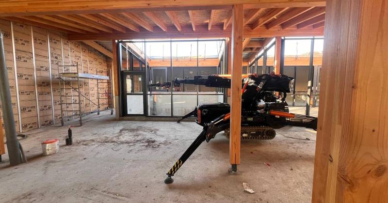 Mise en place des vitrages d'un mur rideau en espace restreint à St Genis les Ollières (69)