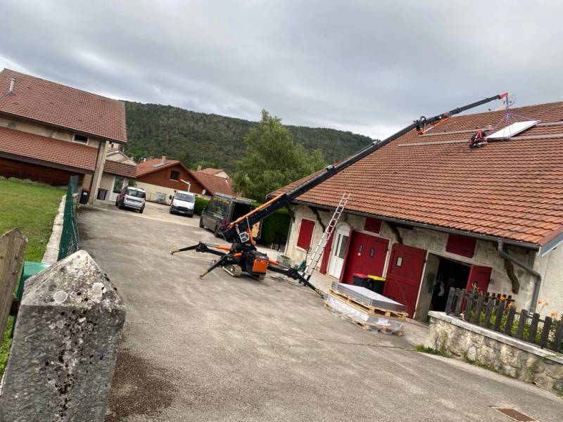 Mise en place de panneaux solaires à Izenave (01)