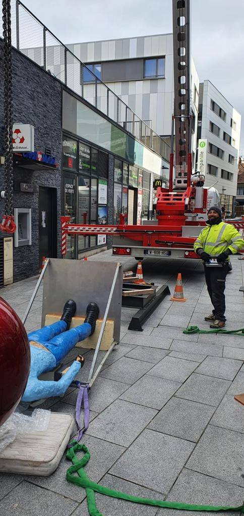 Levage, assemblage et mise en place d'une statue sur le toit d'un bâtiment avec notre grue Klaas K400 à Annemasse