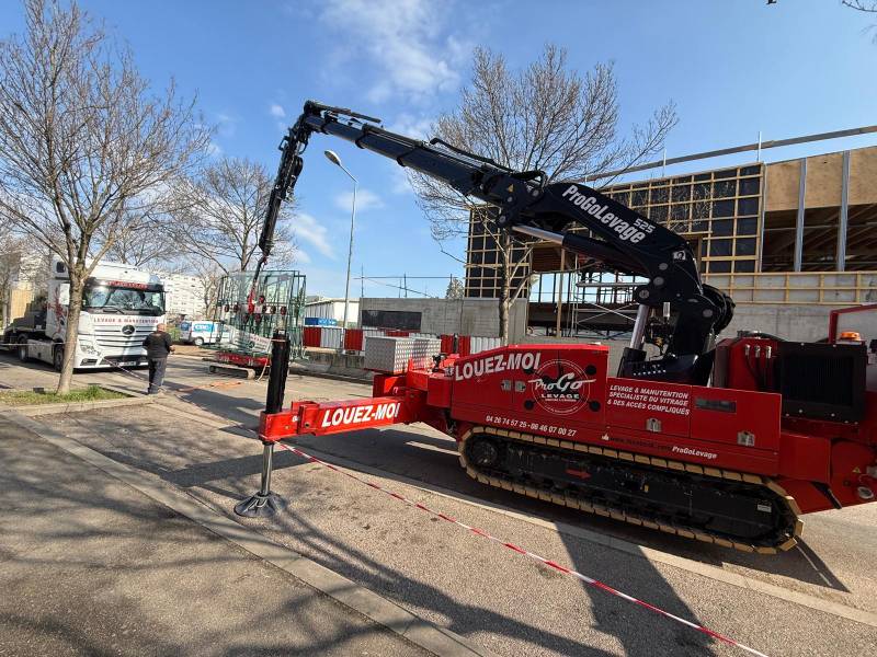 Mise en place de vitrages de 700 kg à Vénissieux (69)