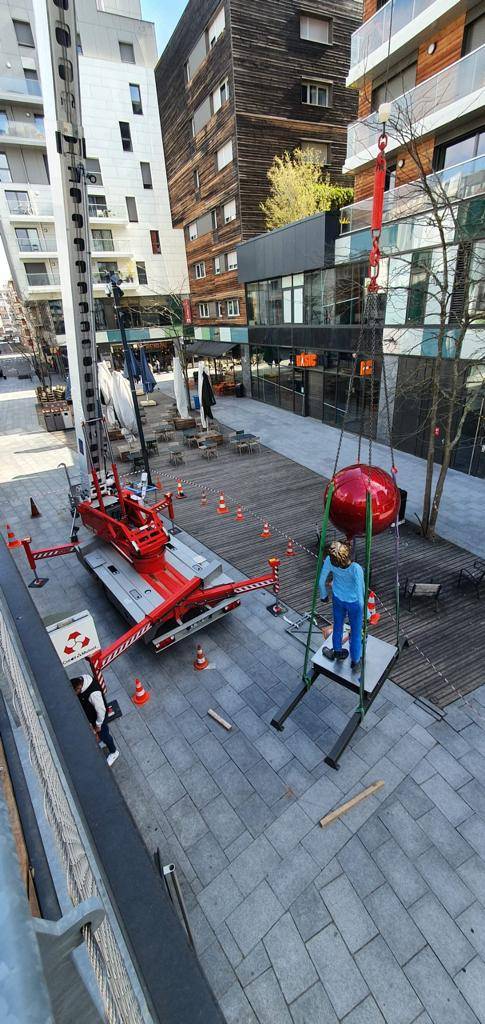 Levage, assemblage et mise en place d'une statue sur le toit d'un bâtiment avec notre grue Klaas K400 à Annemasse