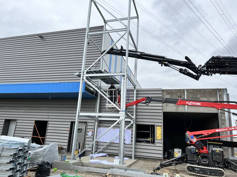 Levage d'un escalier métallique à Corbas (69)