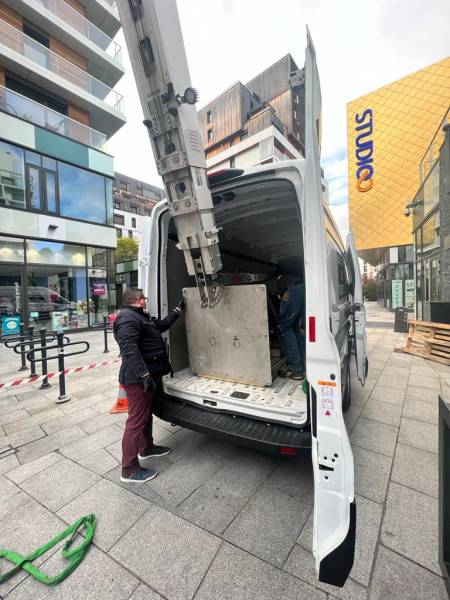 Levage, assemblage et mise en place d'une statue sur le toit d'un bâtiment avec notre grue Klaas K400 à Annemasse
