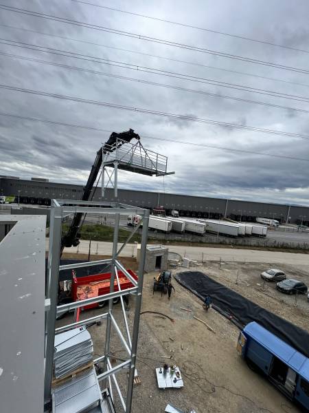 Levage d'un escalier métallique à Corbas (69)