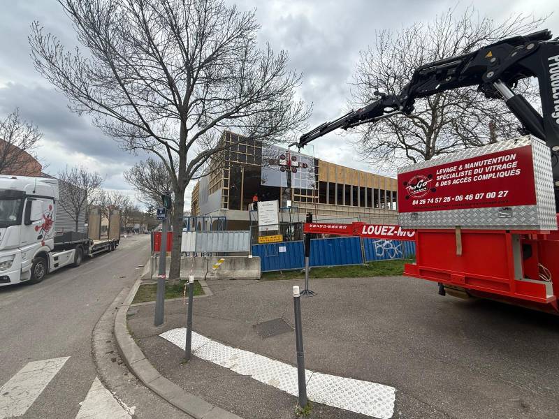 Mise en place de vitrages de 700 kg à Vénissieux (69)