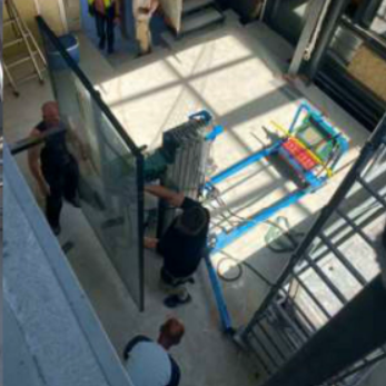 Lève matériaux équipé d'un palonnier à ventouses SUPERLIFTER SLK25