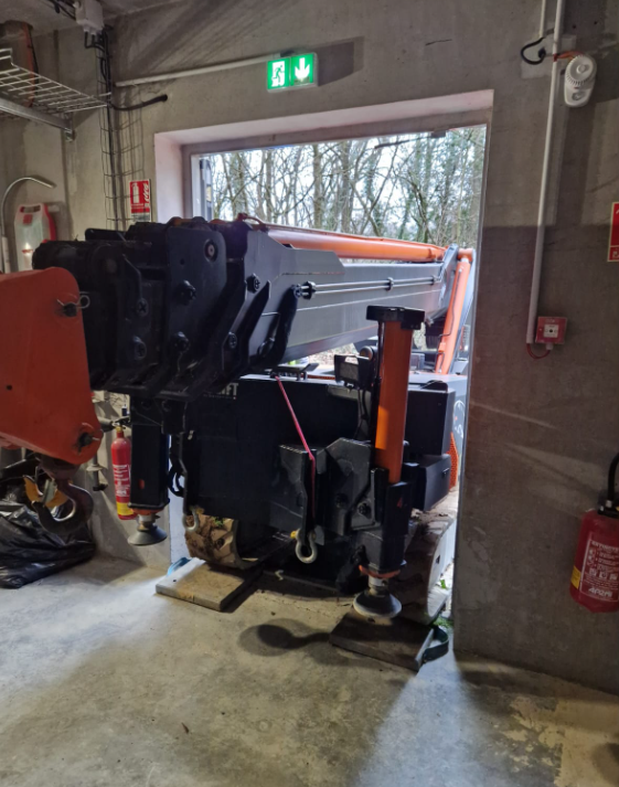 Location d'une mini grue pick and carry pour déplacer une machine à Rillieux la Pape (69)