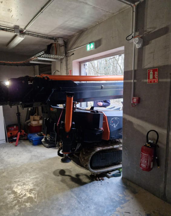 Location d'une mini grue pick and carry pour déplacer une machine à Rillieux la Pape (69)