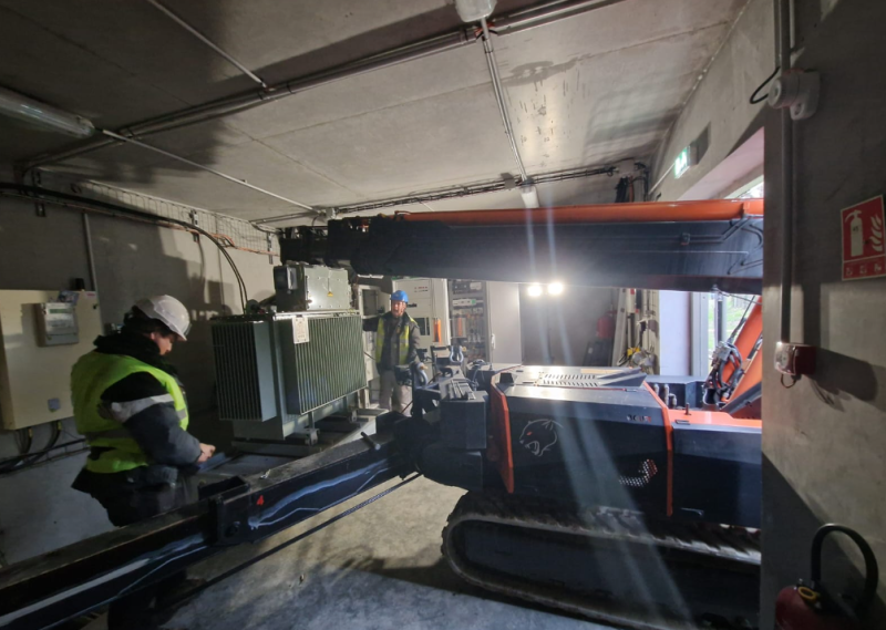 Location d'une mini grue pick and carry pour déplacer une machine à Rillieux la Pape (69)