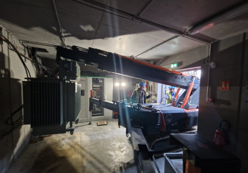 Location d'une mini grue pick and carry pour déplacer une machine à Rillieux la Pape (69)