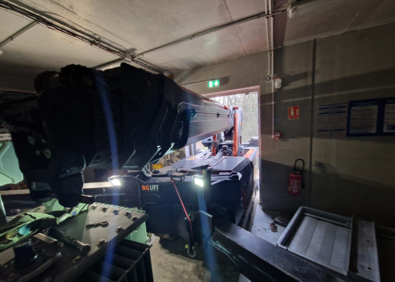 Location d'une mini grue pick and carry pour déplacer une machine à Rillieux la Pape (69)