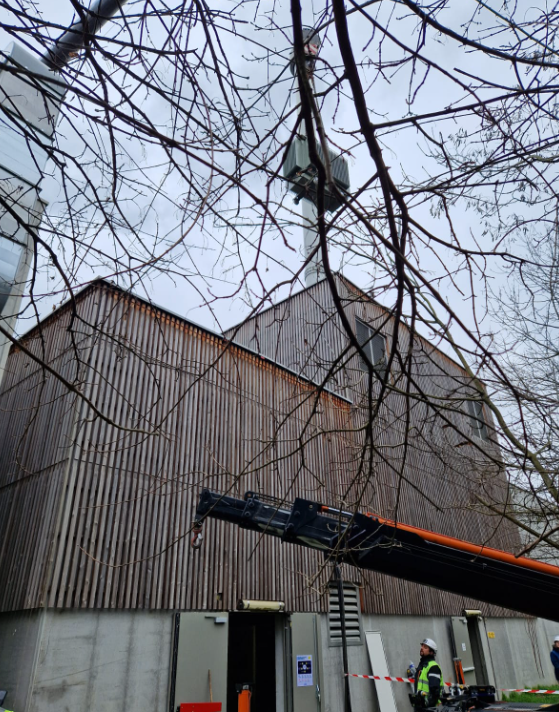 Location d'une mini grue pick and carry pour déplacer une machine à Rillieux la Pape (69)