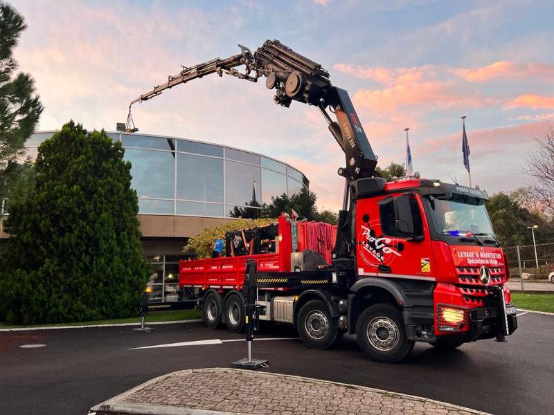 Location GRUE HIAB 638 JIB ET TREUIL sur Porteur MERCEDES AROCS 8X4 avec opérateur