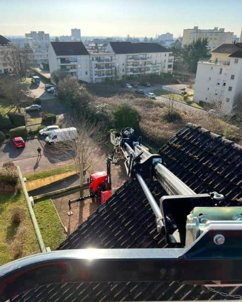 Louer un CAMION NACELLE 33 M à Lyon