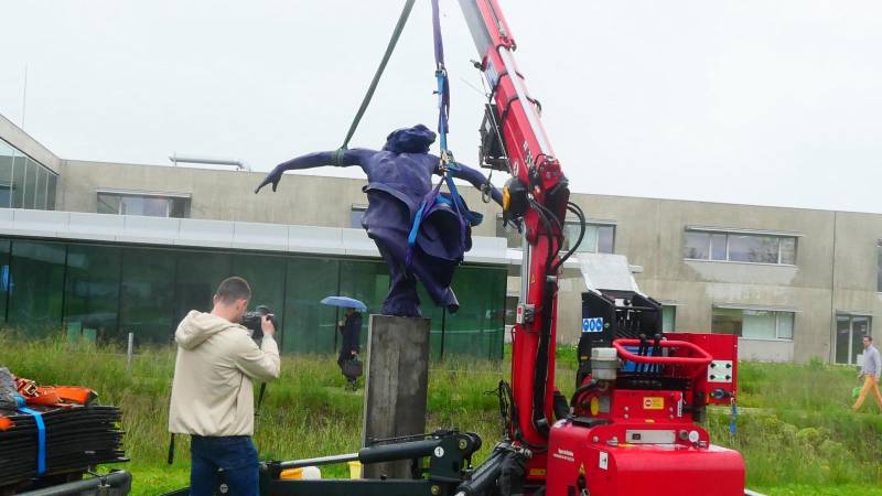 Pose d'une statue en bronze près de Lille