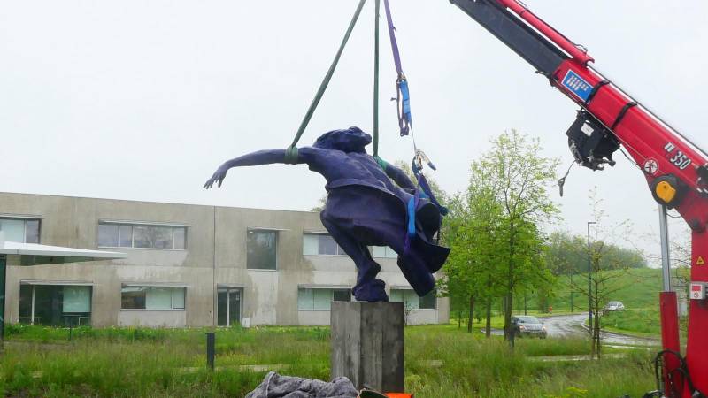 Pose d'une statue en bronze près de Lille