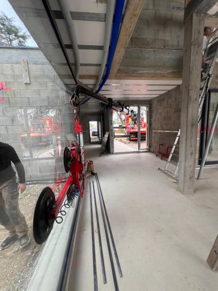 Louer un camion grue pour une manutention de vitrages lourds