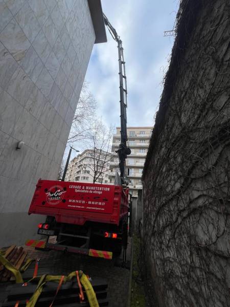 Approvisionnement de dalettes et big bag en toiture avec accès restreint à Lyon (69)