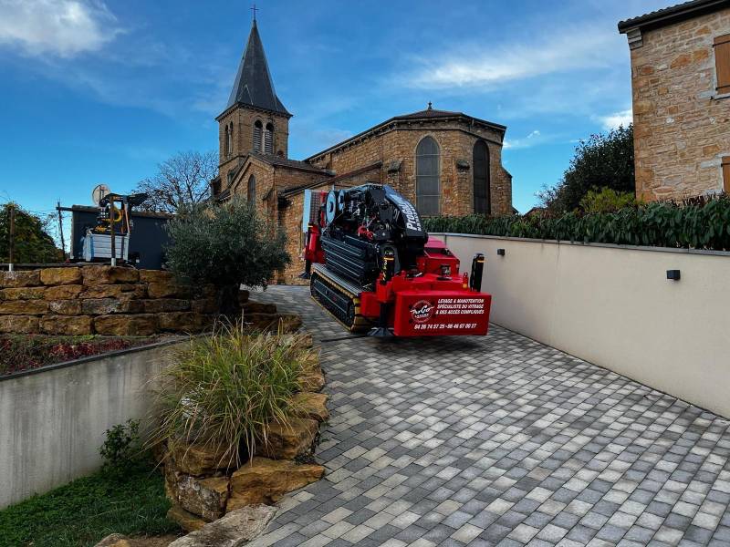 Location d'une grue araignée équipée d'un grapin coupeur pour élagage/abattage d'arbres à Lyon