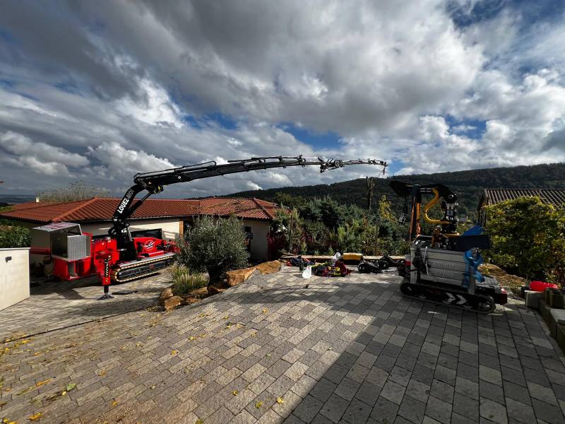 Location d'une grue araignée équipée d'un grapin coupeur pour élagage/abattage d'arbres à Lyon