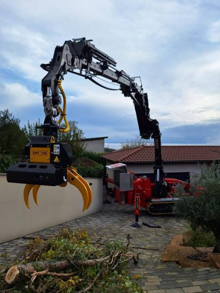Location d'une grue araignée équipée d'un grapin coupeur pour élagage/abattage d'arbres à Lyon