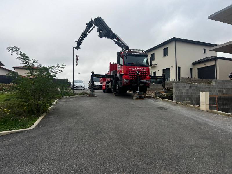 Location d'une grue mobile avec chauffeur pour pose de vitrage à Tignieu Jameyzieu dans le 38