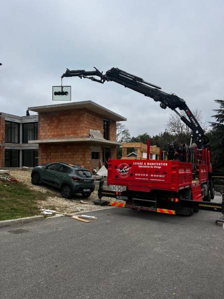 Location d'une grue mobile avec chauffeur pour pose de vitrage à Tignieu Jameyzieu dans le 38