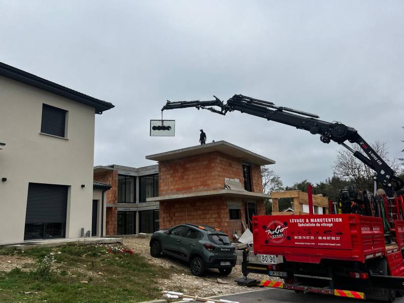Location d'une grue mobile avec chauffeur pour pose de vitrage à Tignieu Jameyzieu dans le 38