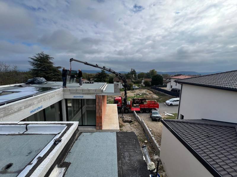 Location d'une grue mobile avec chauffeur pour pose de vitrage à Tignieu Jameyzieu dans le 38