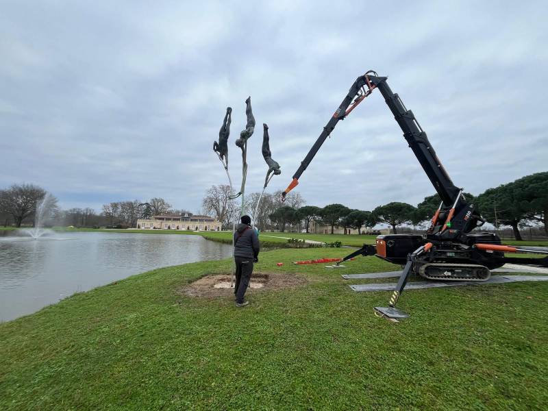 manutention d'une sculpture en bronze