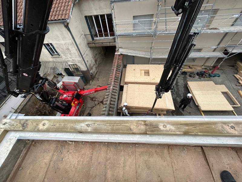 Mise en place d'une surélévation d'habitation en ossature bois dans le Rhône avec notre grue araignée CWE525