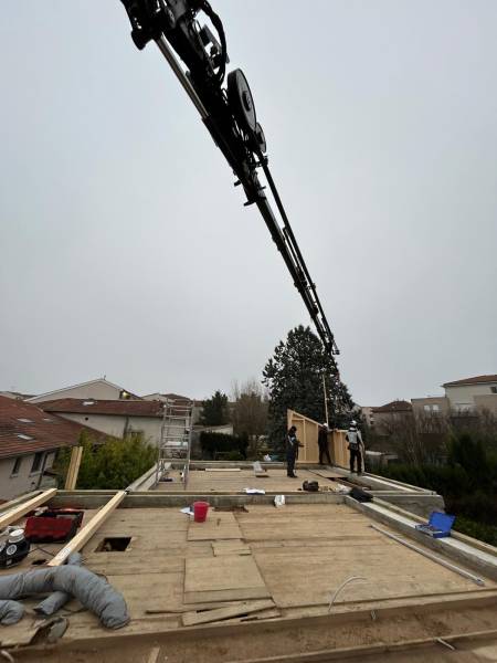 Mise en place d'une surélévation d'habitation en ossature bois dans le Rhône avec notre grue araignée CWE525