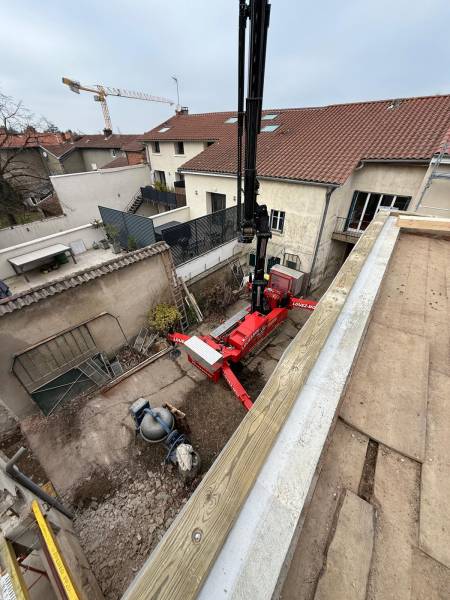 Mise en place d'une surélévation d'habitation en ossature bois dans le Rhône avec notre grue araignée CWE525