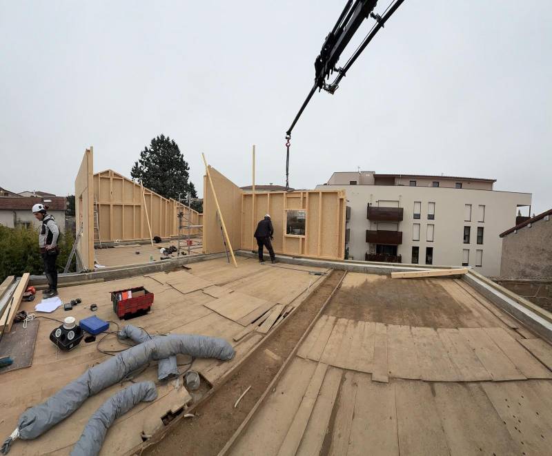 Mise en place d'une surélévation d'habitation en ossature bois dans le Rhône avec notre grue araignée CWE525