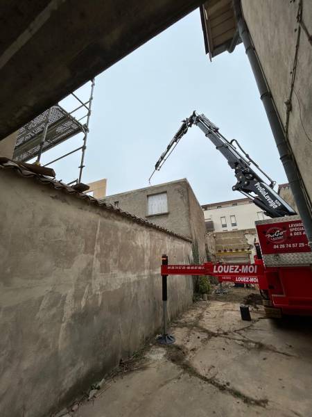 Mise en place d'une surélévation d'habitation en ossature bois dans le Rhône avec notre grue araignée CWE525
