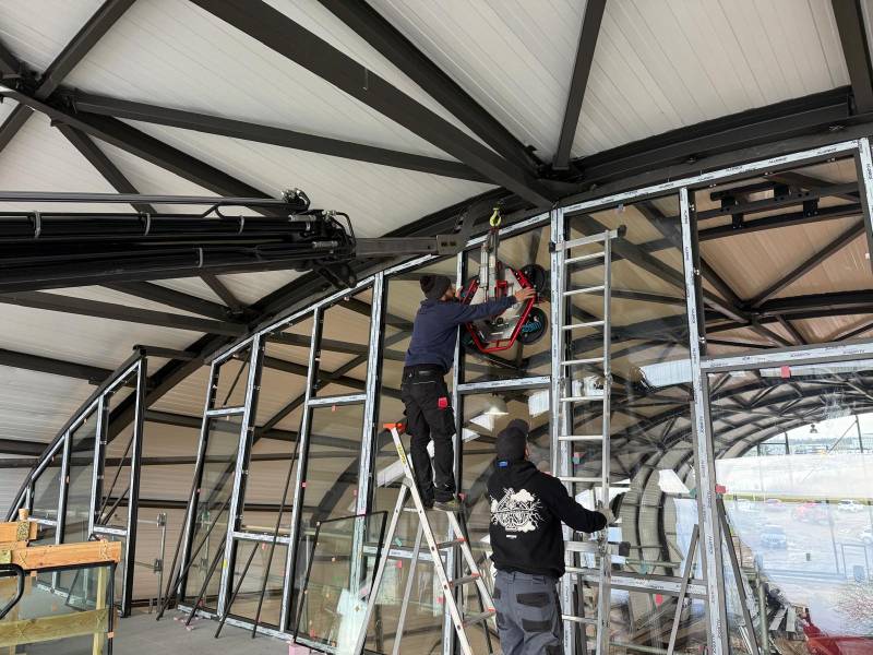 Assistance à la pose de vitrages sur un mur rideau à Colombier-Saugnieu (69)