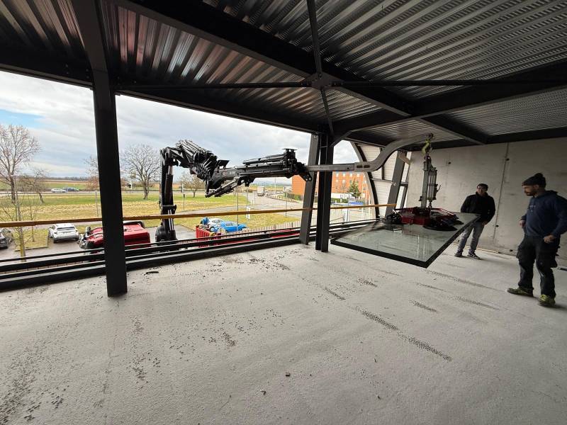 Assistance à la pose de vitrages sur un mur rideau à Colombier-Saugnieu (69)