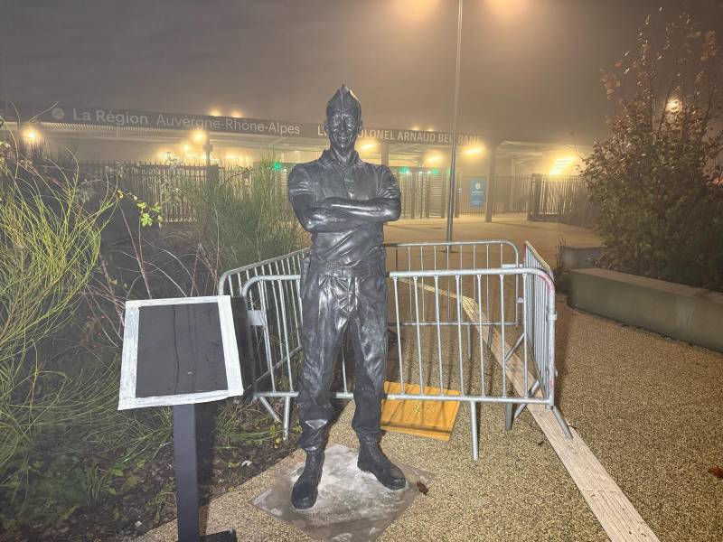 Grutage d'une sculpture en bronze d'Arnaud Beltrame