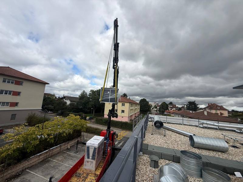 Grutage d'un groupe extérieur de clim