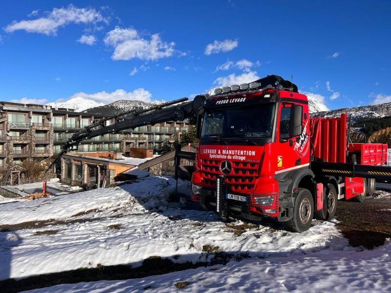 Location GRUE HIAB 638 JIB ET TREUIL sur Porteur MERCEDES AROCS 8X4 avec opérateur