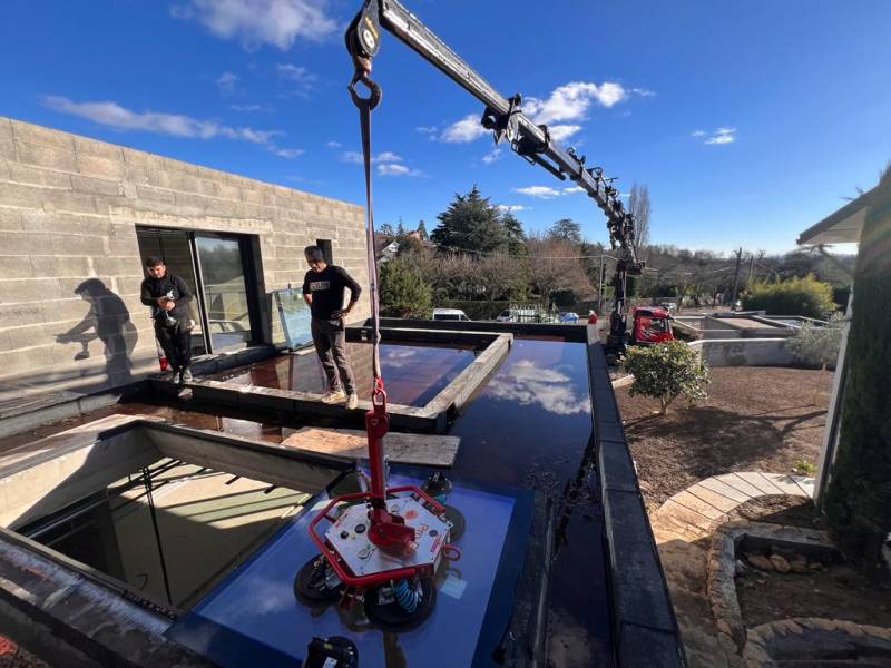 Location GRUE HIAB 638 JIB ET TREUIL sur Porteur MERCEDES AROCS 8X4 avec opérateur