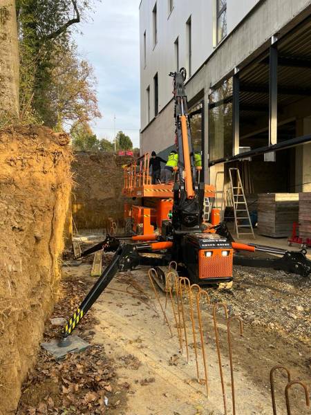 Location d'une MINI GRUE ARAIGNEE sur chenilles BG Lift 250 avec opérateur