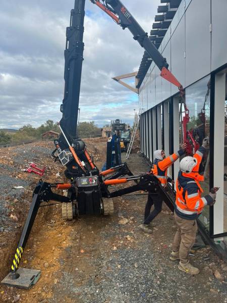 Location d'une MINI GRUE ARAIGNEE sur chenilles BG Lift 250 avec opérateur