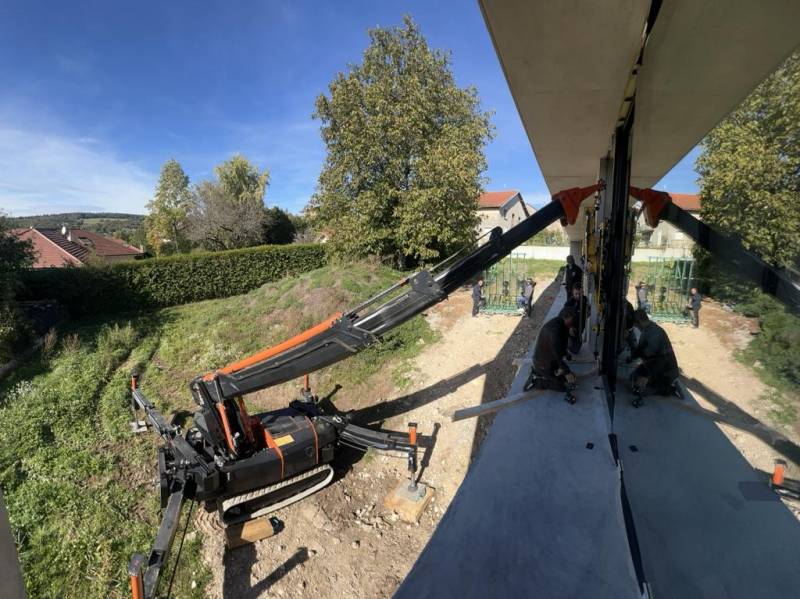 Location d'une MINI GRUE ARAIGNEE sur chenilles BG LIFT 400 avec chauffeur à Lyon
