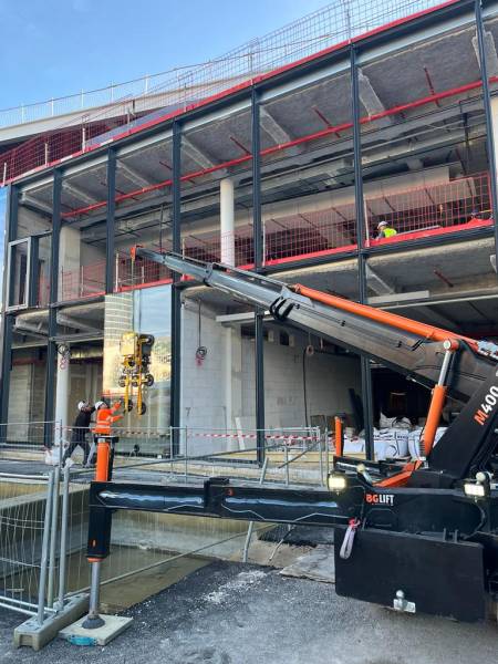 Location d'une MINI GRUE ARAIGNEE sur chenilles BG LIFT 400 avec chauffeur à Lyon